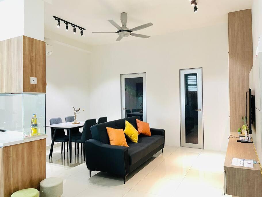 Palazio Mount Austin 2Br Studio Pool View With Tv Box-3 Plus 1 Pax C2-07 Johor Bahru Exteriör bild