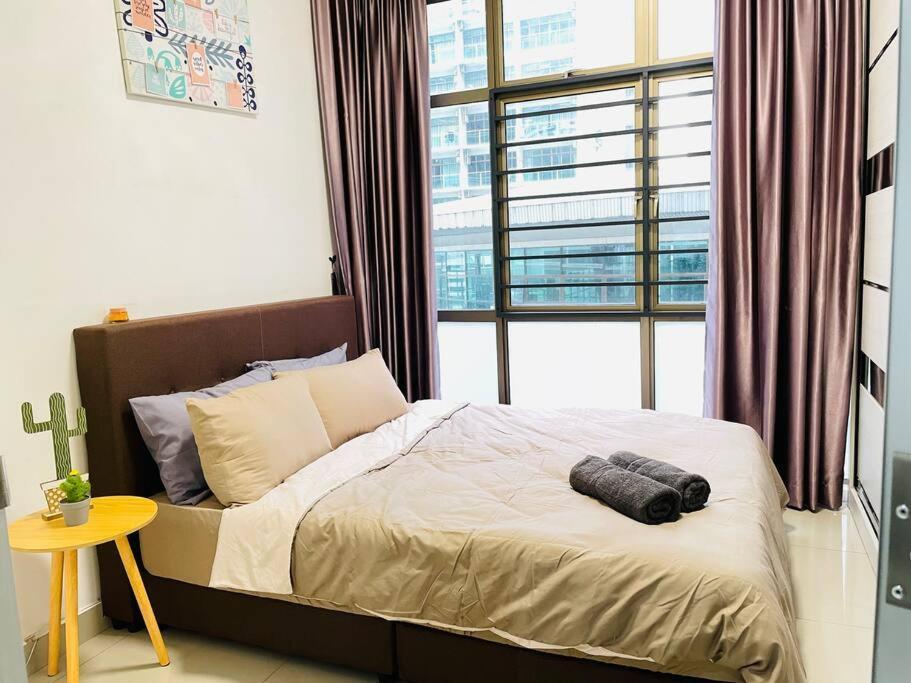 Palazio Mount Austin 2Br Studio Pool View With Tv Box-3 Plus 1 Pax C2-07 Johor Bahru Exteriör bild
