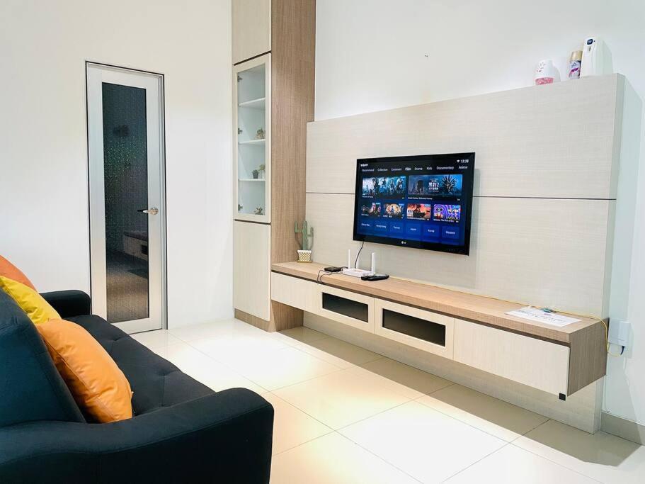 Palazio Mount Austin 2Br Studio Pool View With Tv Box-3 Plus 1 Pax C2-07 Johor Bahru Exteriör bild