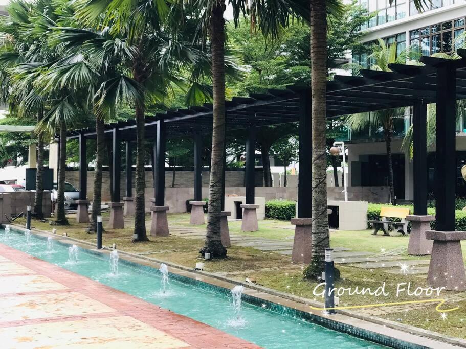 Palazio Mount Austin 2Br Studio Pool View With Tv Box-3 Plus 1 Pax C2-07 Johor Bahru Exteriör bild